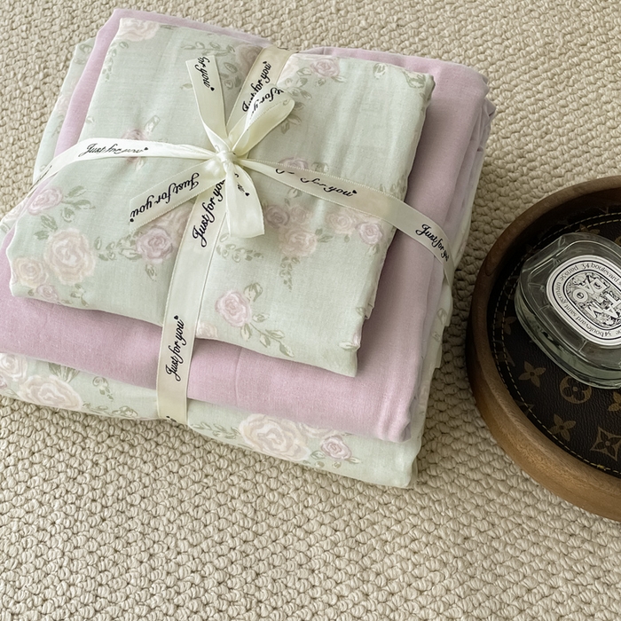 91家纺网 家纺一手货源 找家纺 一比一家纺 2025新款全棉母婴级抗菌有氧全棉双层纱亲肤全棉小清新印花三件套四件套 木槿-紫