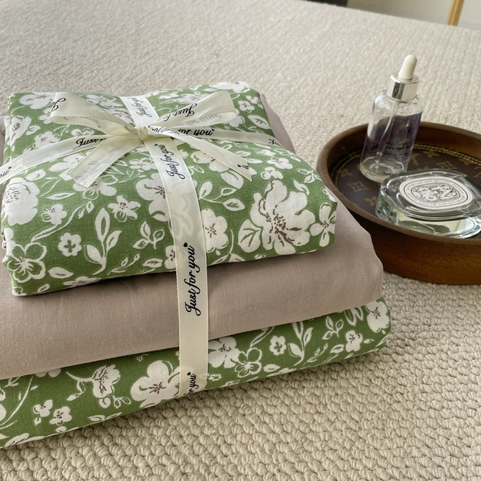 91家纺网 家纺一手货源 找家纺 一比一家纺 2025新款全棉母婴级抗菌有氧全棉双层纱亲肤全棉小清新印花三件套四件套 木槿花-绿