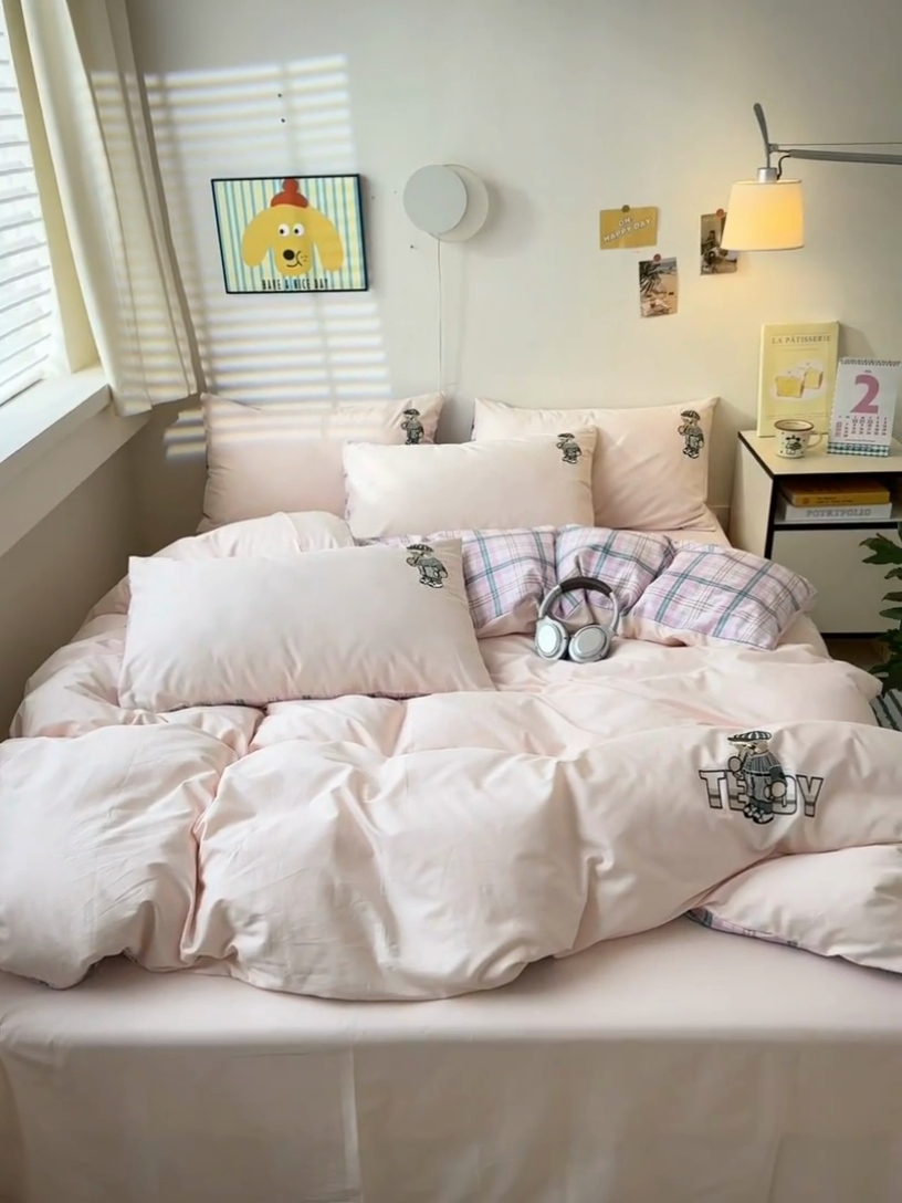 91家纺网 家纺一手货源 找家纺 优悦生活馆 2025新款全棉亲肤刺绣成人款四件套-小熊 小熊-粉