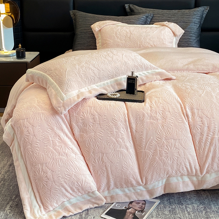 91家纺网 家纺一手货源 找家纺 2025新款秋冬AB版250克全消光立体雕花烂花牛奶绒双拼角四件套-璀璨烟花 璀璨烟花-白桃粉