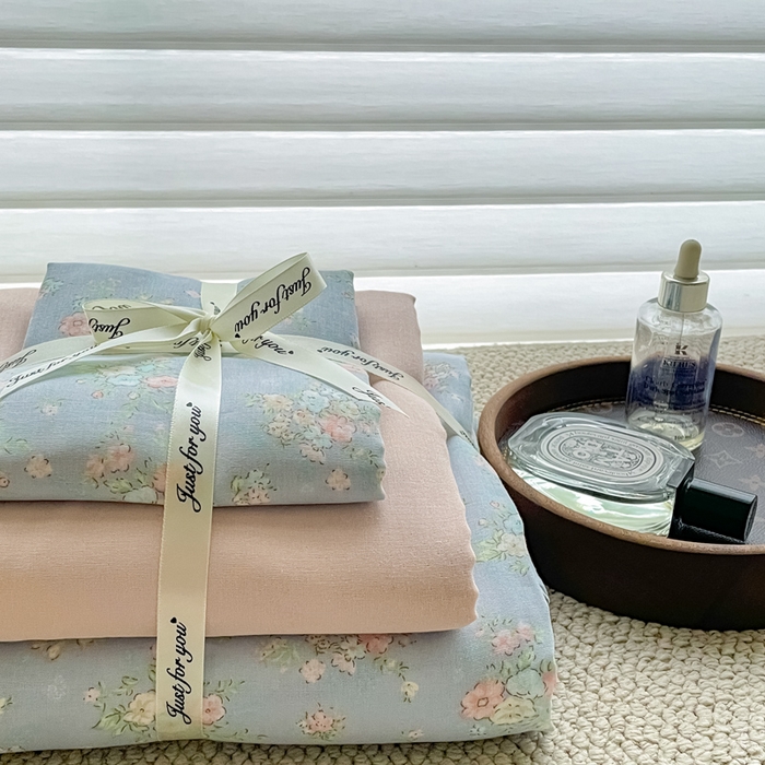 91家纺网 家纺一手货源 找家纺 一比一家纺 2025新款全棉母婴级抗菌有氧全棉双层纱亲肤全棉小清新印花三件套四件套 小苍兰