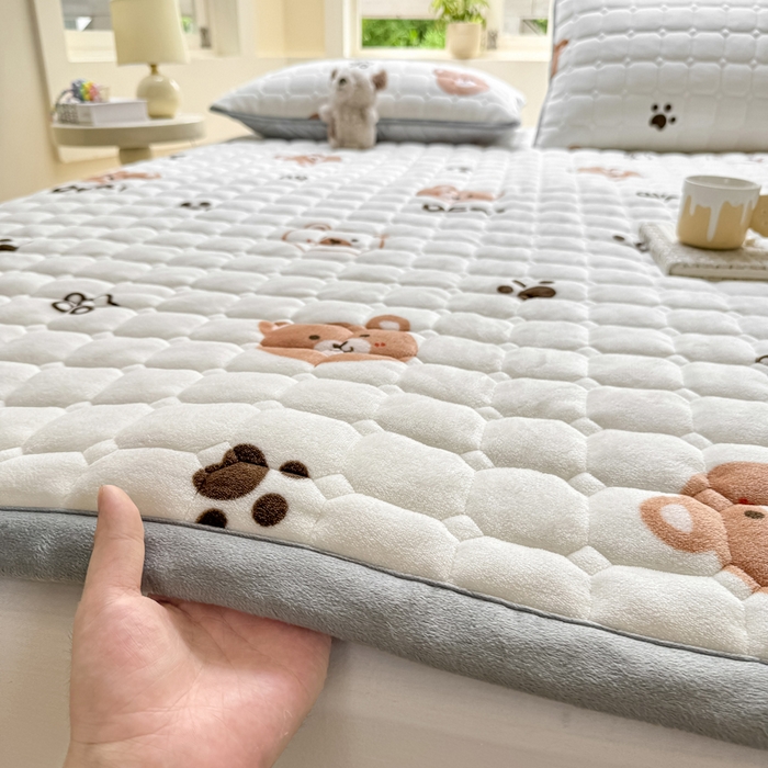 91家纺网 家纺一手货源 找家纺 2024新款牛奶绒床垫保暖床褥子夹棉加厚印花床护垫大床图 熊的脚印