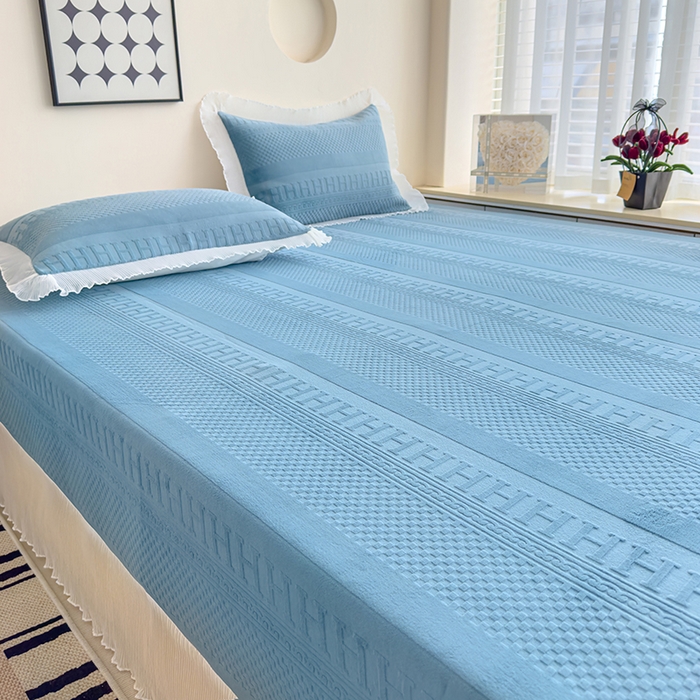 91家纺网 家纺一手货源 找家纺 冬然家纺 2024新款雕花绒榻榻米床盖H深海蓝