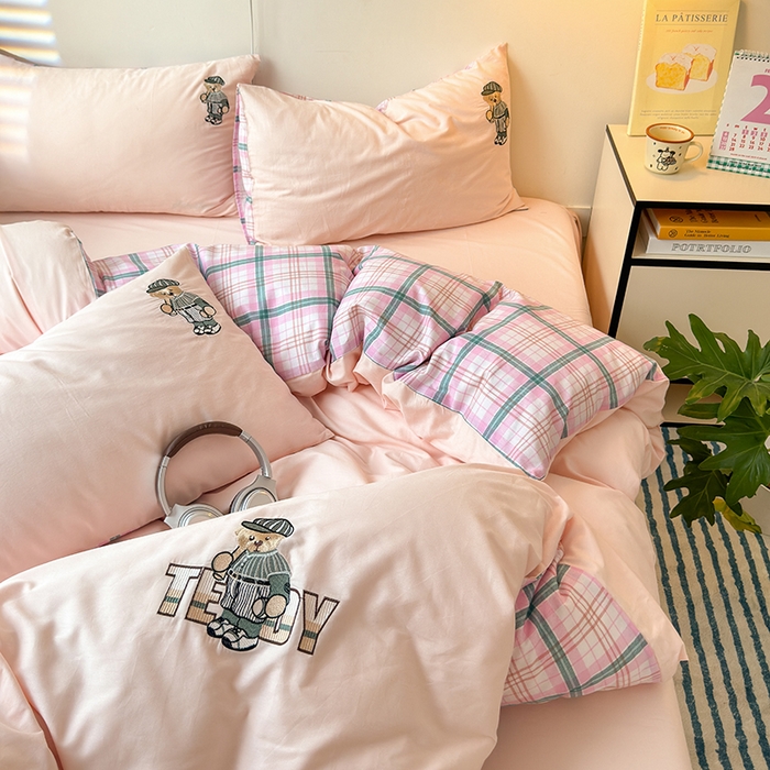 91家纺网 家纺一手货源 找家纺 优悦生活馆 2025新款全棉亲肤刺绣成人款四件套-小熊 小熊-粉