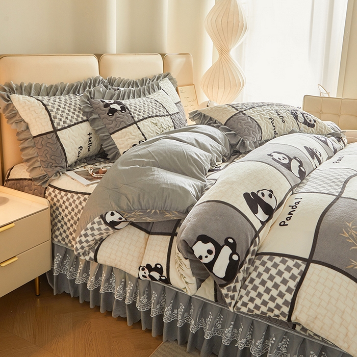 91家纺网 家纺一手货源 找家纺 艾裙海 2025新款高克重加厚保暖A类牛奶绒夹棉床盖系列四件套 熊猫皮皮