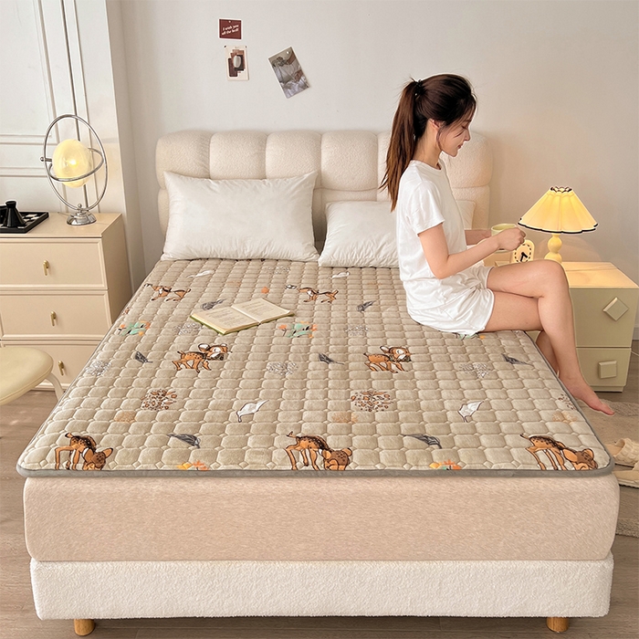 91家纺网 家纺一手货源 找家纺 丽诺床垫 2023新款抗菌防螨牛奶绒床护垫 林间小鹿