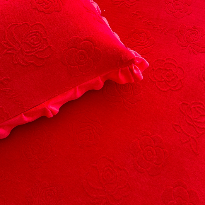 91家纺网 家纺一手货源 找家纺 冬然家纺 2024新款雕花绒榻榻米床盖喜庆玫瑰大红