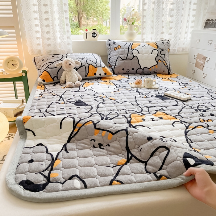 91家纺网 家纺一手货源 找家纺 2024新款牛奶绒床垫保暖床褥子夹棉加厚印花床护垫大床图 猫咪乐园