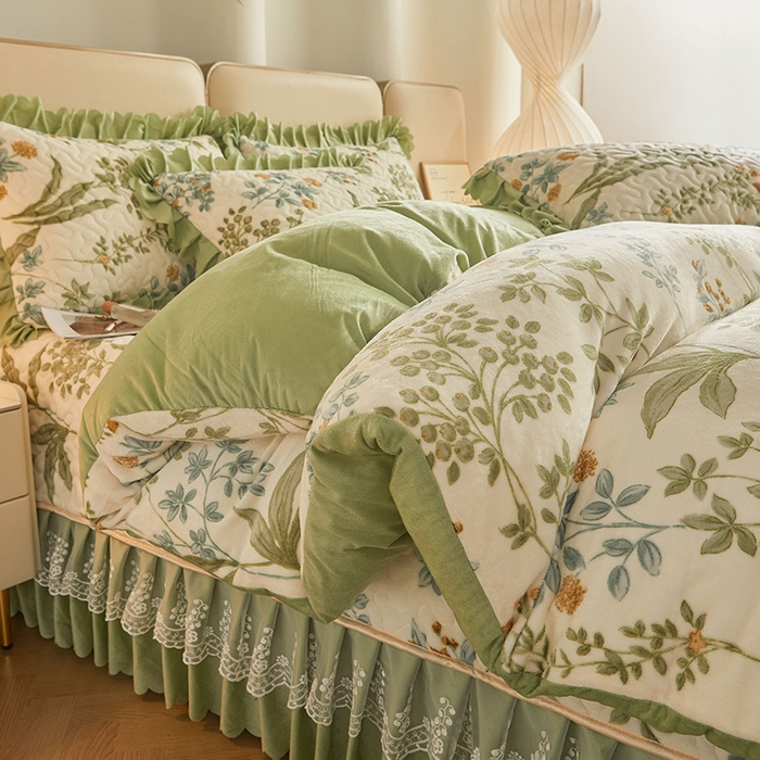 91家纺网 家纺一手货源 找家纺 艾裙海 2025新款高克重加厚保暖A类牛奶绒夹棉床盖系列四件套 花香叶柔