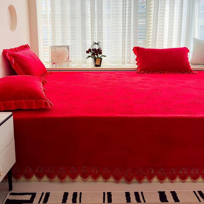 91家纺网 家纺一手货源 找家纺 冬然家纺 2024新款雕花绒榻榻米床盖喜庆玫瑰大红