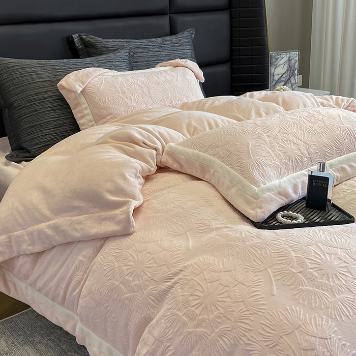 91家纺网 家纺一手货源 找家纺 2025新款秋冬AB版250克全消光立体雕花烂花牛奶绒双拼角四件套-璀璨烟花 璀璨烟花-白桃粉