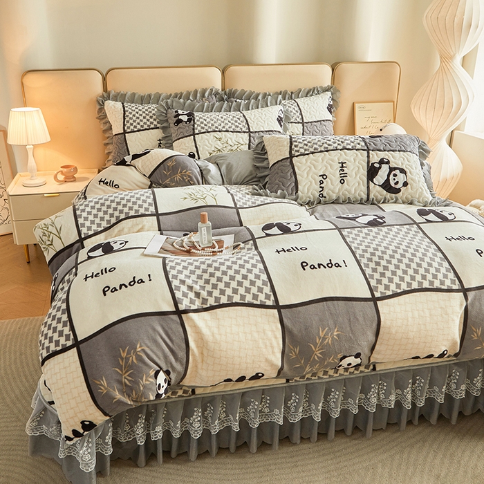 91家纺网 家纺一手货源 找家纺 艾裙海 2025新款高克重加厚保暖A类牛奶绒夹棉床盖系列四件套 熊猫皮皮