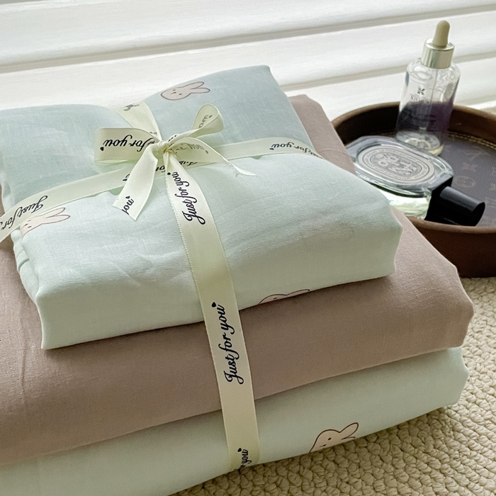 91家纺网 家纺一手货源 找家纺 一比一家纺 2025新款全棉母婴级抗菌有氧全棉双层纱亲肤全棉小清新印花三件套四件套 彼得兔