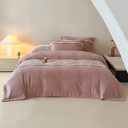 91家纺网 家纺一手货源 找家纺 （总）2024新款牛奶绒刺绣花边四件套-蝶音