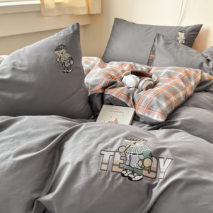 91家纺网 家纺一手货源 找家纺 优悦生活馆 2025新款全棉亲肤刺绣成人款四件套-小熊 小熊-深灰