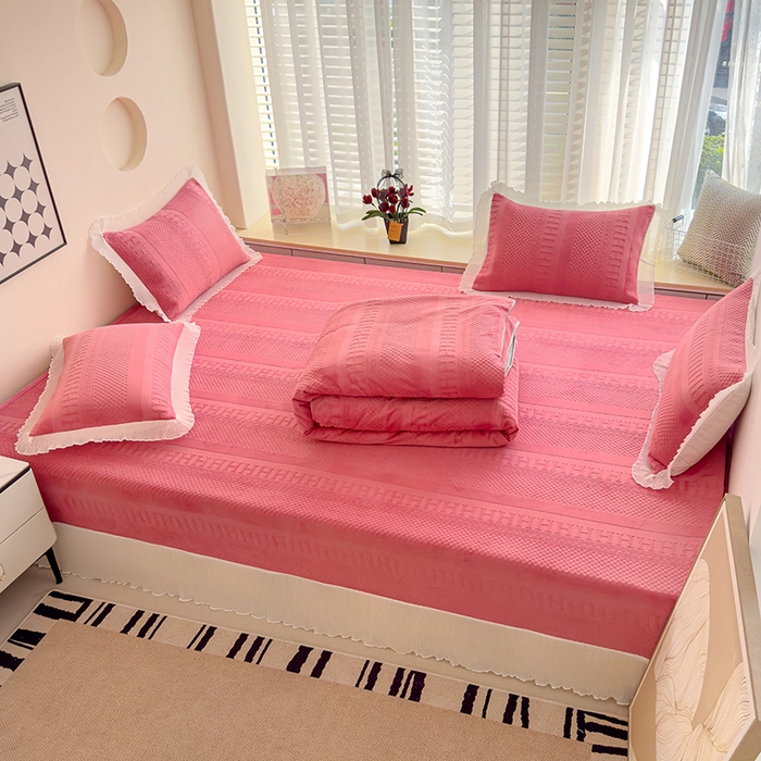 91家纺网 家纺一手货源 找家纺 冬然家纺 2024新款雕花绒榻榻米床盖玫瑰粉