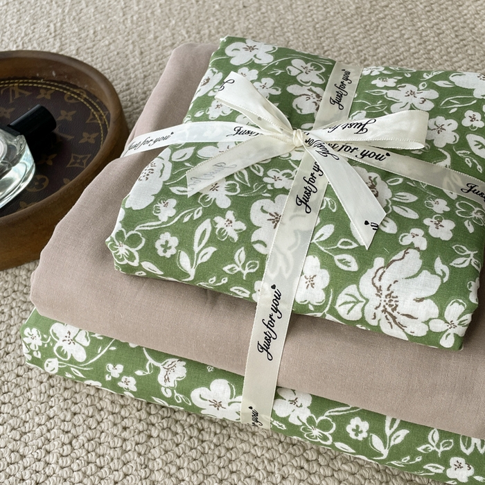 91家纺网 家纺一手货源 找家纺 一比一家纺 2025新款全棉母婴级抗菌有氧全棉双层纱亲肤全棉小清新印花三件套四件套 木槿花-绿