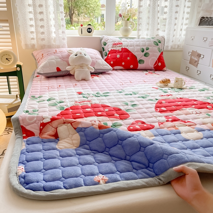 91家纺网 家纺一手货源 找家纺 2024新款牛奶绒床垫保暖床褥子夹棉加厚印花床护垫大床图 蘑菇小兔