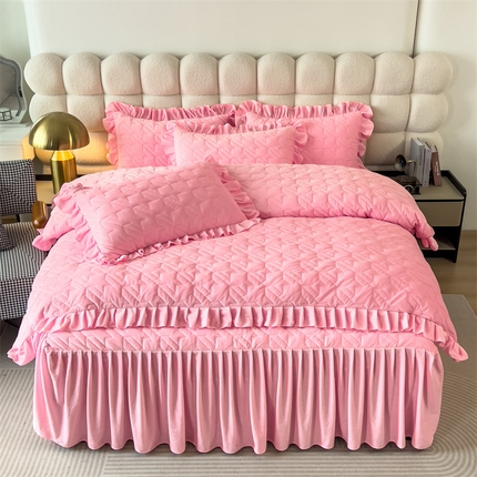 91家纺网 家纺一手货源 找家纺 屹成家纺 2024新款水晶绒夹棉绗缝千鸟格四件套 千鸟格-粉玉