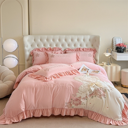 91家纺网 家纺一手货源 找家纺 爱家（原缔乐家纺） 2024新款A类高克重牛奶绒立体花刺绣四件套-心心相印 心心相印-公主粉