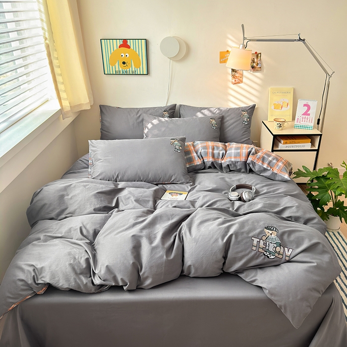 91家纺网 家纺一手货源 找家纺 优悦生活馆 2025新款全棉亲肤刺绣成人款四件套-小熊 小熊-深灰