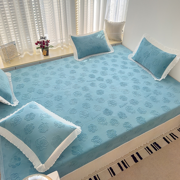 91家纺网 家纺一手货源 找家纺 冬然家纺 2024新款雕花绒榻榻米床盖玫瑰湖蓝