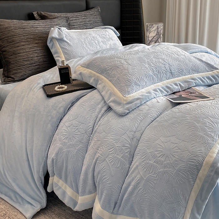 91家纺网 家纺一手货源 找家纺 2025新款秋冬AB版250克全消光立体雕花烂花牛奶绒双拼角四件套-璀璨烟花 璀璨烟花-浅天蓝