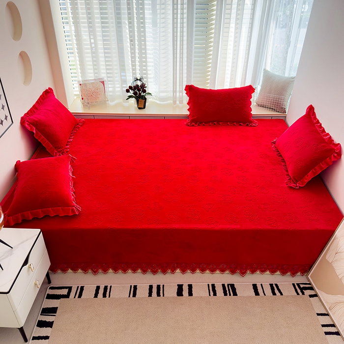 91家纺网 家纺一手货源 找家纺 冬然家纺 2024新款雕花绒榻榻米床盖喜庆玫瑰大红