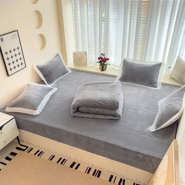 91家纺网 家纺一手货源 找家纺 冬然家纺 2024新款雕花绒榻榻米床盖赫本灰