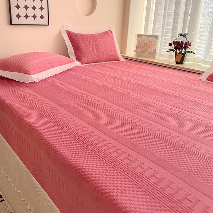 91家纺网 家纺一手货源 找家纺 冬然家纺 2024新款雕花绒榻榻米床盖玫瑰粉