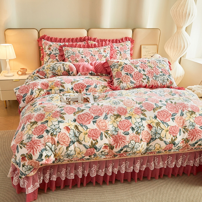 91家纺网 家纺一手货源 找家纺 艾裙海 2025新款高克重加厚保暖A类牛奶绒夹棉床盖系列四件套 爱的花海