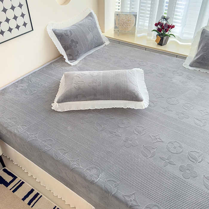 91家纺网 家纺一手货源 找家纺 冬然家纺 2024新款雕花绒榻榻米床盖赫本灰