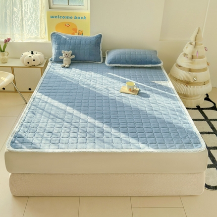 91家纺网 家纺一手货源 找家纺 安琪家纺 2025新款A类牛奶绒夹棉床褥垫 天空蓝
