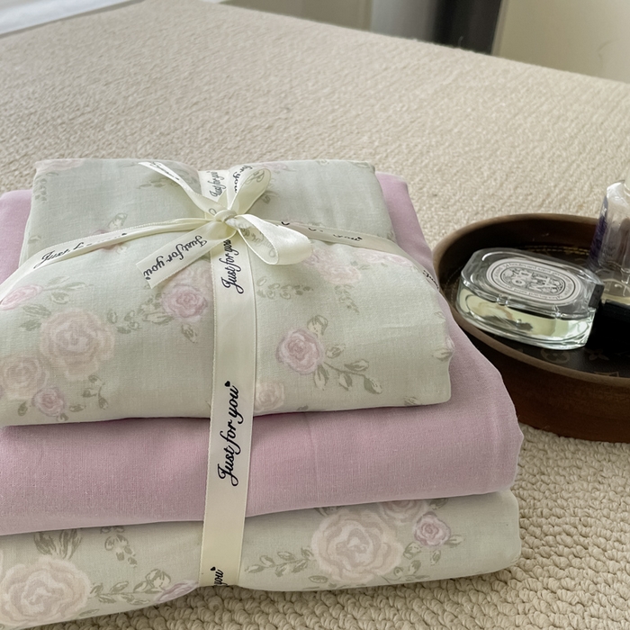 91家纺网 家纺一手货源 找家纺 一比一家纺 2025新款全棉母婴级抗菌有氧全棉双层纱亲肤全棉小清新印花三件套四件套 木槿-紫