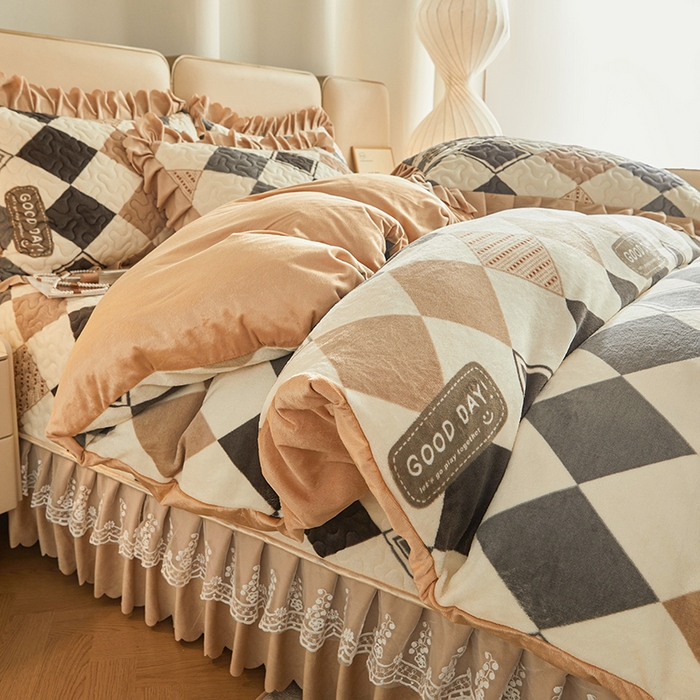 91家纺网 家纺一手货源 找家纺 艾裙海 2025新款高克重加厚保暖A类牛奶绒夹棉床盖系列四件套 格调生活