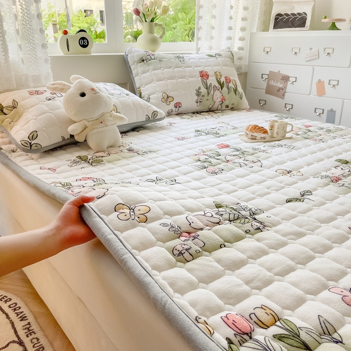 91家纺网 家纺一手货源 找家纺 2024新款牛奶绒床垫保暖床褥子夹棉加厚印花床护垫大床图 花丛小兔