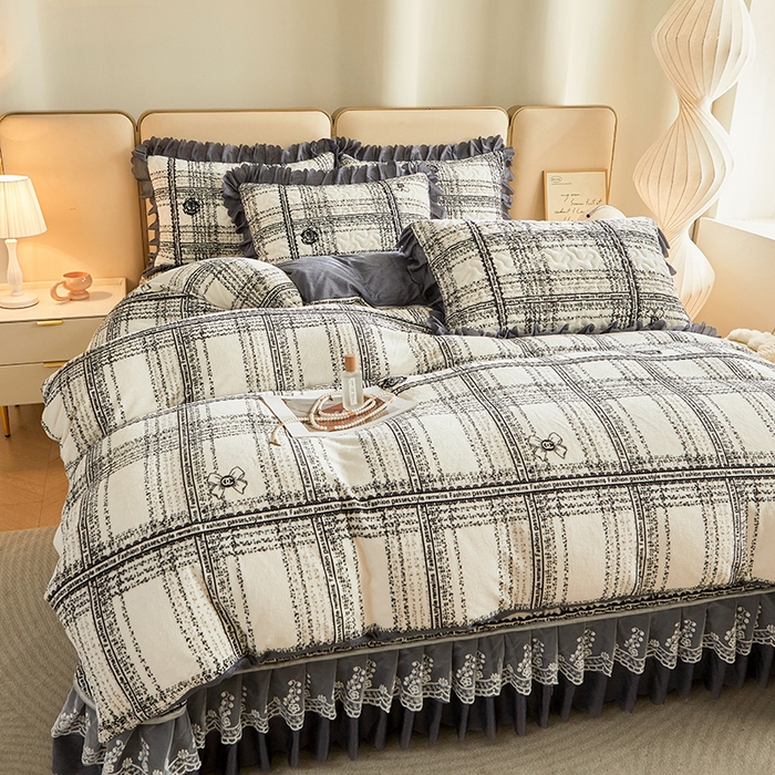 91家纺网 家纺一手货源 找家纺 艾裙海 2025新款高克重加厚保暖A类牛奶绒夹棉床盖系列四件套 爱的格调