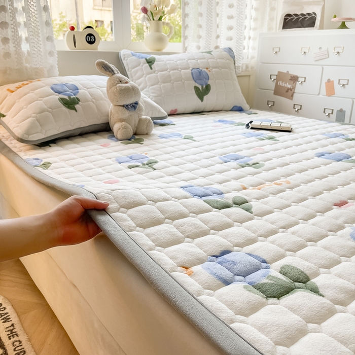 91家纺网 家纺一手货源 找家纺 2024新款牛奶绒床垫保暖床褥子夹棉加厚印花床护垫大床图 兰兰花