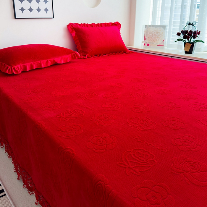 91家纺网 家纺一手货源 找家纺 冬然家纺 2024新款雕花绒榻榻米床盖喜庆玫瑰大红