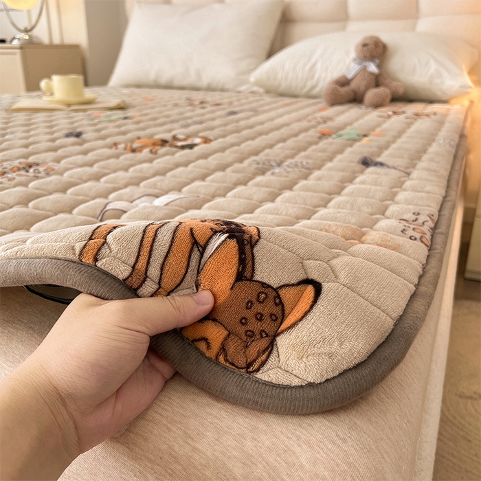 91家纺网 家纺一手货源 找家纺 丽诺床垫 2023新款抗菌防螨牛奶绒床护垫 林间小鹿