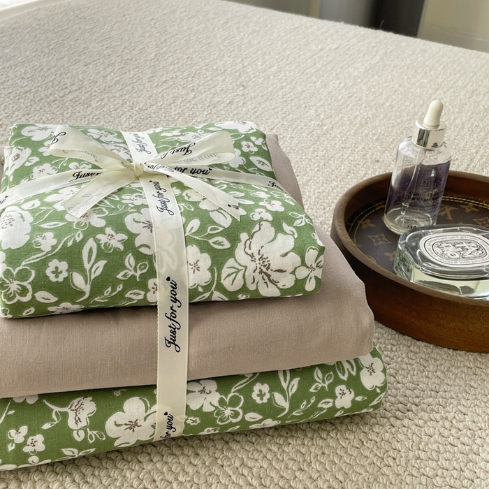 91家纺网 家纺一手货源 找家纺 一比一家纺 2025新款全棉母婴级抗菌有氧全棉双层纱亲肤全棉小清新印花三件套四件套 木槿花-绿