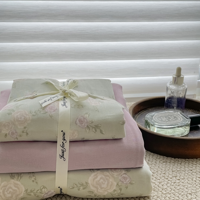 91家纺网 家纺一手货源 找家纺 一比一家纺 2025新款全棉母婴级抗菌有氧全棉双层纱亲肤全棉小清新印花三件套四件套 木槿-紫