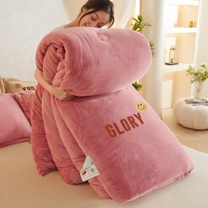 91家纺网 家纺一手货源 找家纺 爱屋及屋 2024新款纯色牛奶绒毛巾绣冬被 豆沙粉