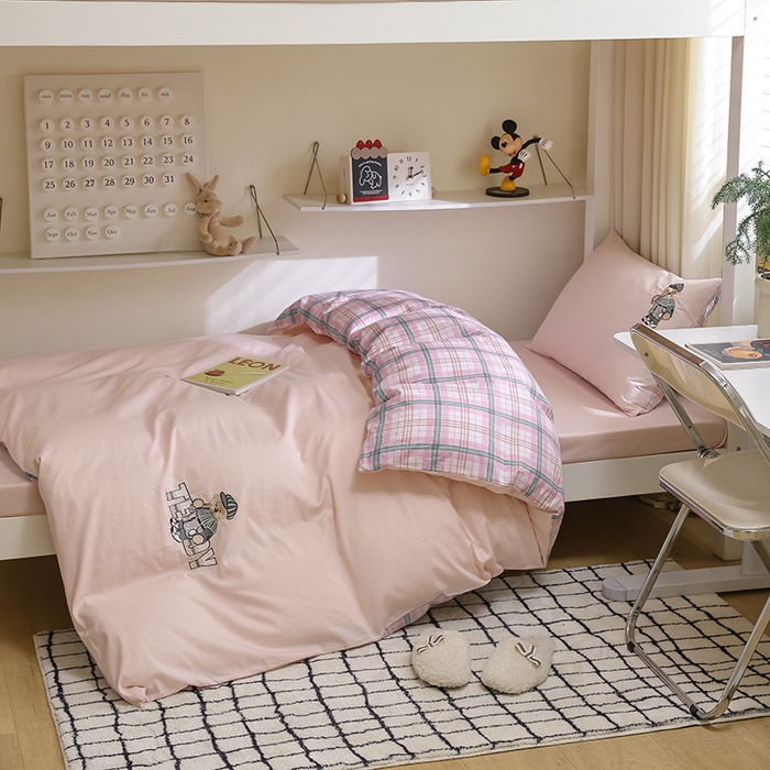 91家纺网 家纺一手货源 找家纺 优悦生活馆 2025新款全棉刺绣亲肤学生款套件-小熊 小熊-粉