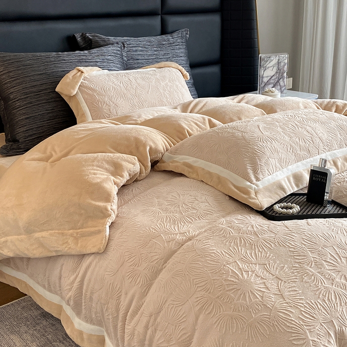 91家纺网 家纺一手货源 找家纺 2025新款秋冬AB版250克全消光立体雕花烂花牛奶绒双拼角四件套-璀璨烟花 璀璨烟花-卡其色
