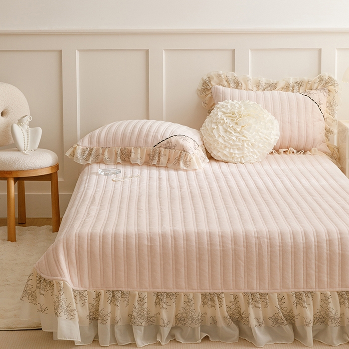 91家纺网 家纺一手货源 找家纺 胜权家纺 2024新款小香风牛奶绒夹棉单品床盖-芭莎系列 芭莎-粉