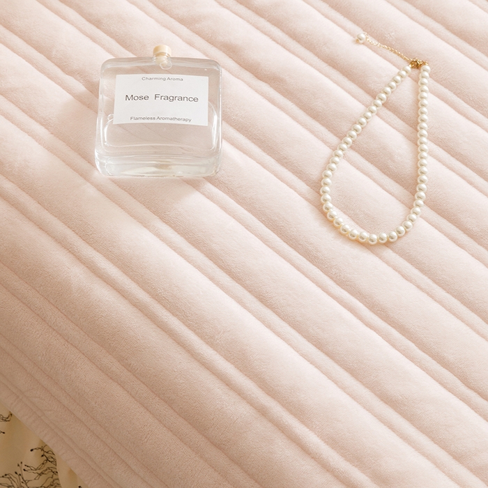 91家纺网 家纺一手货源 找家纺 胜权家纺 2024新款小香风牛奶绒夹棉单品床盖-芭莎系列 芭莎-粉