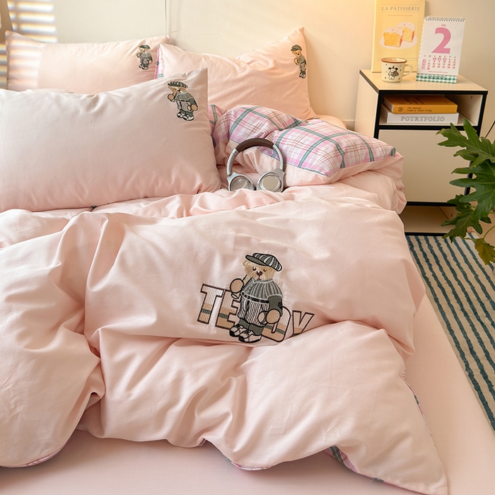 91家纺网 家纺一手货源 找家纺 优悦生活馆 2025新款全棉亲肤刺绣成人款四件套-小熊 小熊-粉