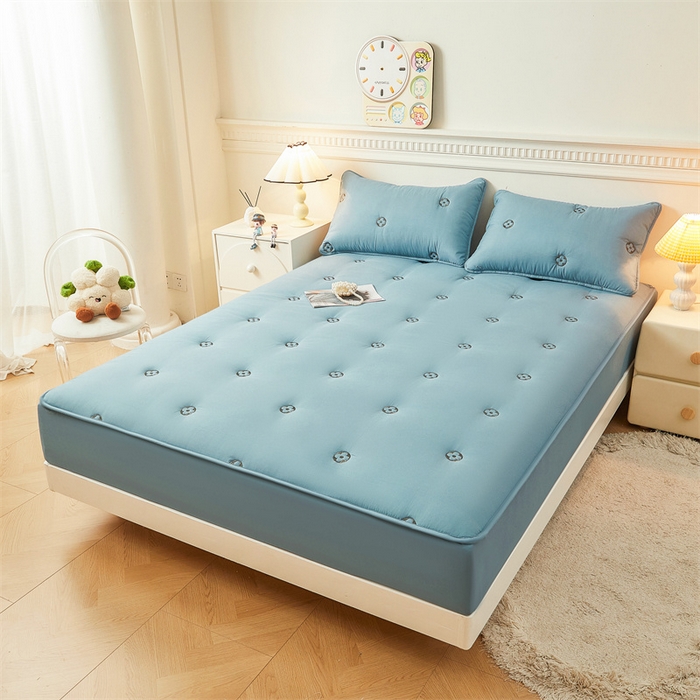 91家纺网 家纺一手货源 找家纺 2025新款A类水洗棉大豆刺绣床笠 四叶草-深海蓝