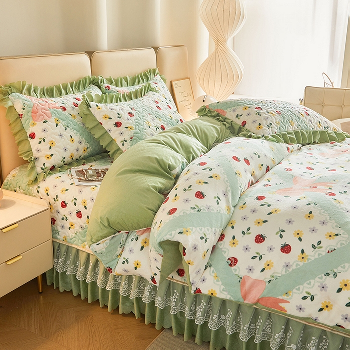 91家纺网 家纺一手货源 找家纺 艾裙海 2025新款高克重加厚保暖A类牛奶绒夹棉床盖系列四件套 甜心草莓